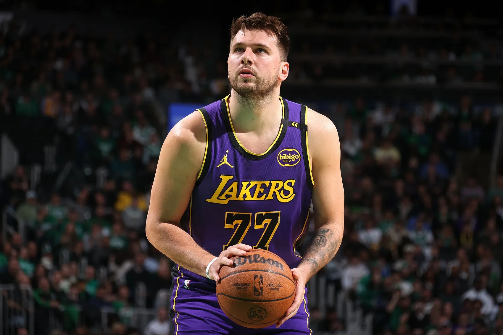 开云体育直播平台东契奇在TL比赛中逆转，势不可挡引发热议！(东契奇克服颈伤触底反弹 单节暴走狂砍19分强势收胜)